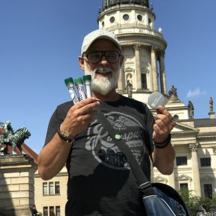 Dieser Umweltaktivist will Münchens Straßen von Zigarettenstummeln befreien